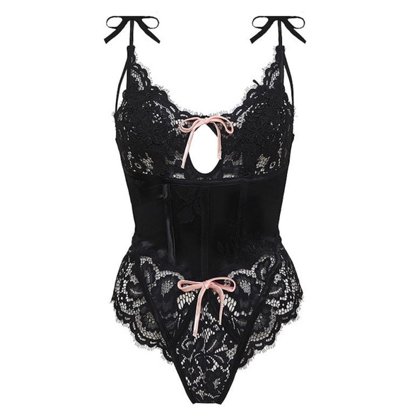 (XL) FOR LOVE & LEMONS
Noelle Lace Bodysuit - Picture 2 of 16